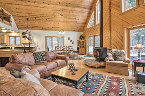 Exceptional Home With Deck About 3 Miles To Sand Valley