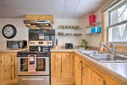 Well-appointed Onalaska Cabin - Walk To Lake!