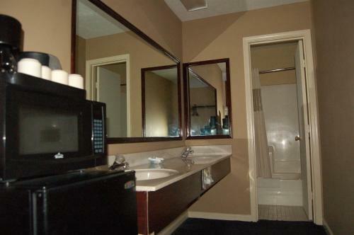 Hotel Golden Manor Inn & Suites
