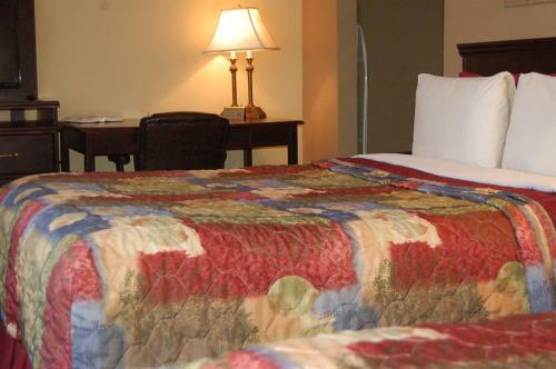 Hotel Golden Manor Inn & Suites