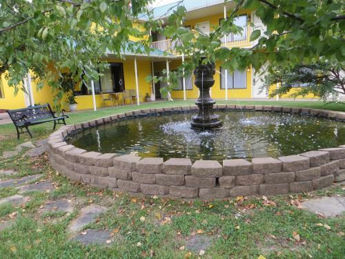 Hotel Golden Manor Inn & Suites