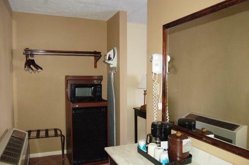 Hotel Golden Manor Inn & Suites