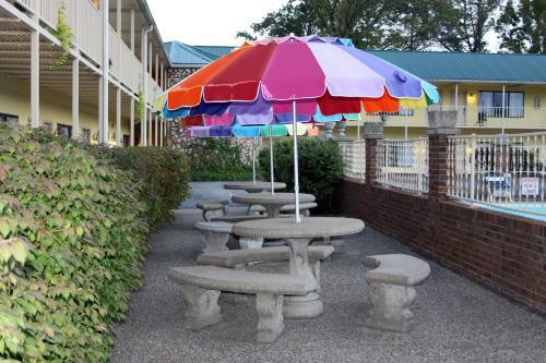Hotel Golden Manor Inn & Suites