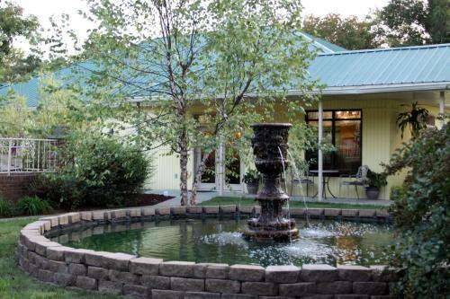 Hotel Golden Manor Inn & Suites