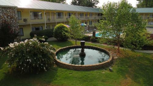 Hotel Golden Manor Inn & Suites