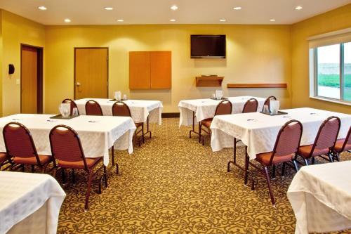 Holiday Inn Express Hotel & Suites Sheldon