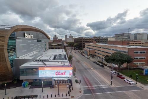 Apartamento Flexhome Skywalk To Fiserv U1 Rooftopgymparking