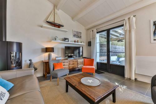 Jolie Maison Avec Piscine Et D�pendance