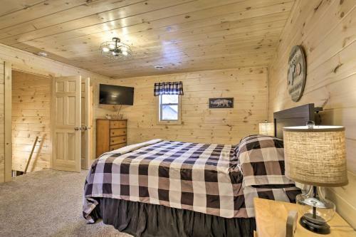 Charming Lost Lake Cabin Fish, Boat And Hunt!