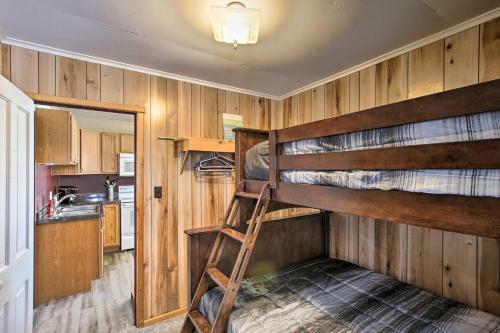 Quaint And Pet-friendly Cabin On Shawano Lake!
