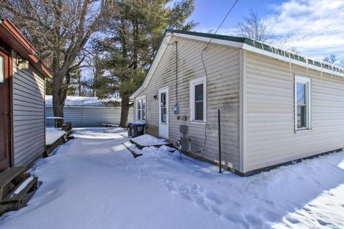 Quaint And Pet-friendly Cabin On Shawano Lake!