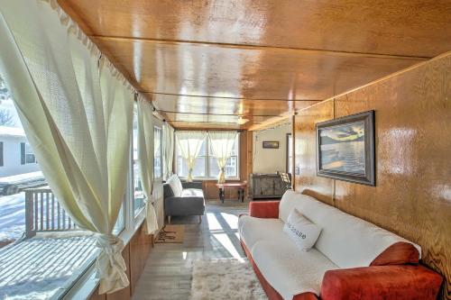Quaint And Pet-friendly Cabin On Shawano Lake!