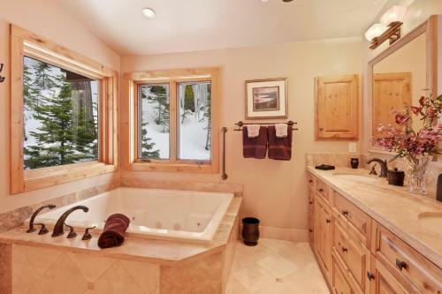 Wulf's Lodge At Squaw Valley