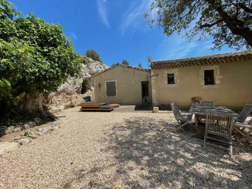 Maison � Flanc De Colline Avec Piscine Eygali�res