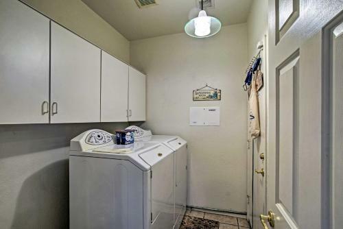 Charming Az Escape With Fire Pit, 1 Mi To Park!