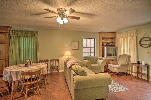 Inviting Apartment With Deck In Smoky Mountains