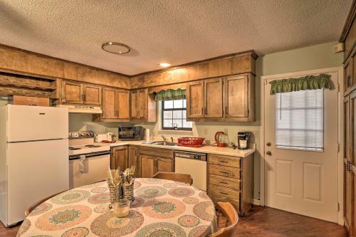 Inviting Apartment With Deck In Smoky Mountains