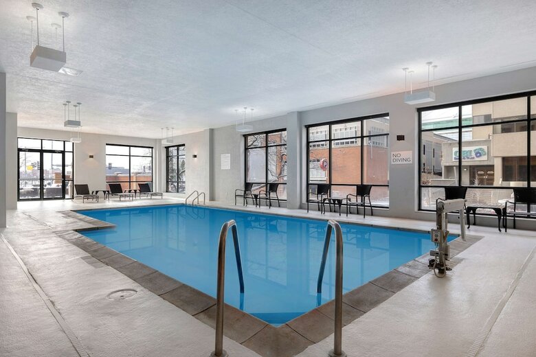 Radisson Quad City Plaza Hotel