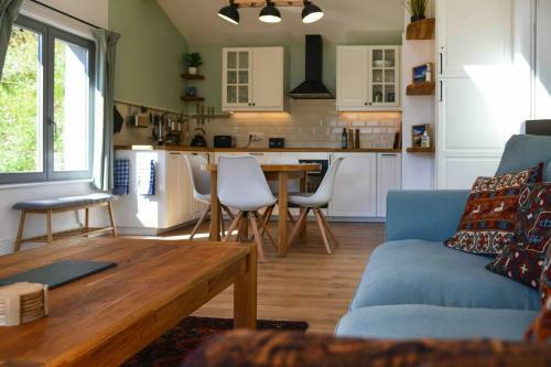 Luxury Countryside Cottage With Mountain Views