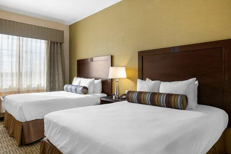 The Oaks Hotel & Suites