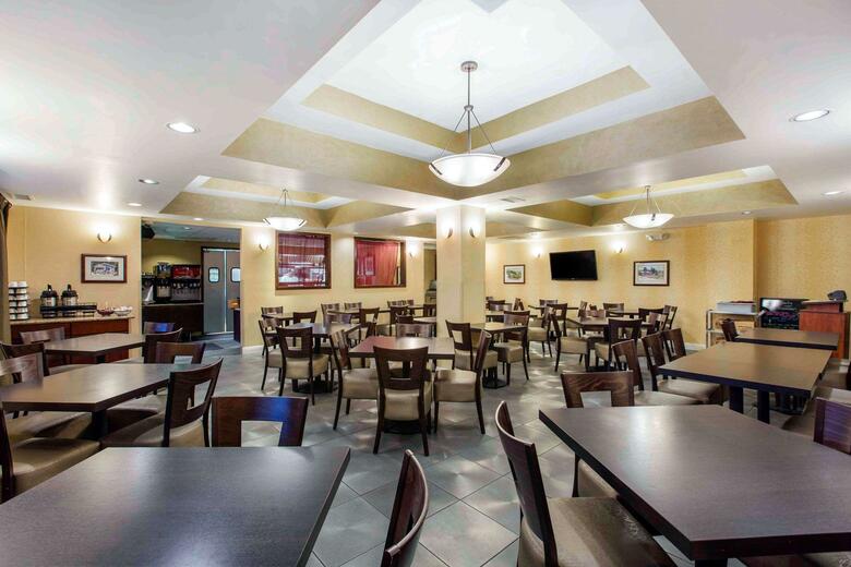 The Oaks Hotel & Suites