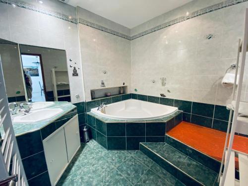Apartamento 2 Chambres-tr�s Calme-parking-confort