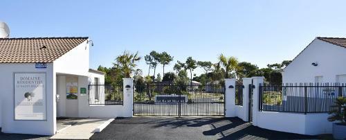 Un Cottage Version Moderne, Dans Un Domaine Avec Piscine