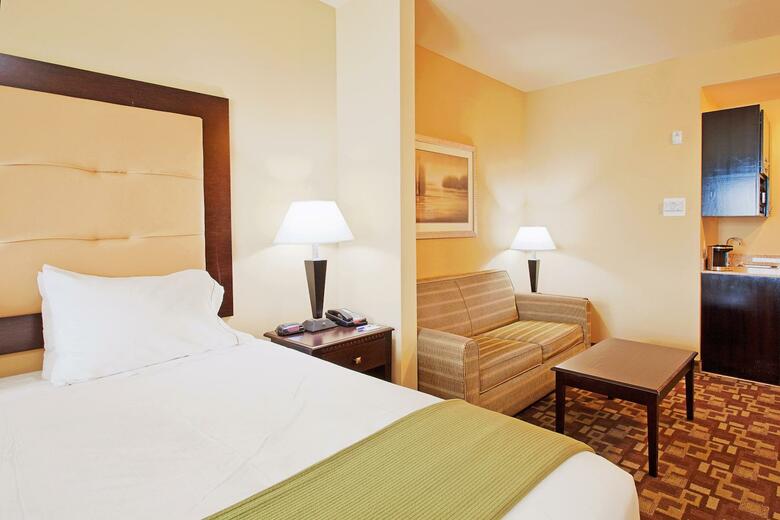 Holiday Inn Express Hotel & Suites Foley