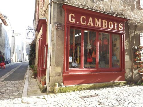 Maison Atypique Dans Cit� M�di�vale