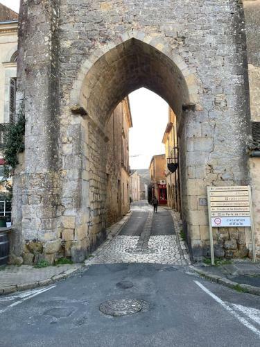 Maison Atypique Dans Cit� M�di�vale