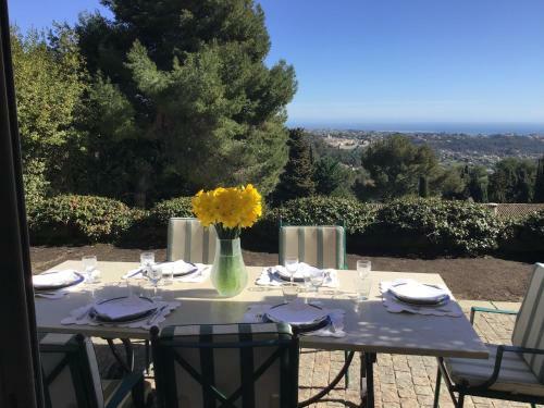 Luxurious Sea View Villa In Saint Paul De Vence