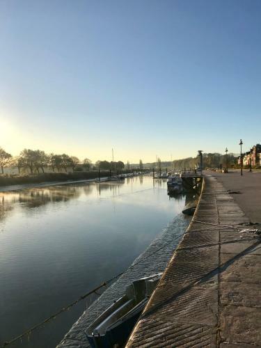 Au 10 Quai Violette