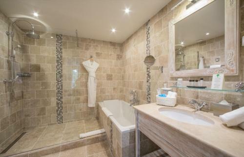 Hotel La Bastide Des Salins