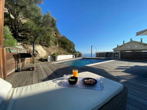 Haut De Villa Avec Piscine Au Bord De La Mer