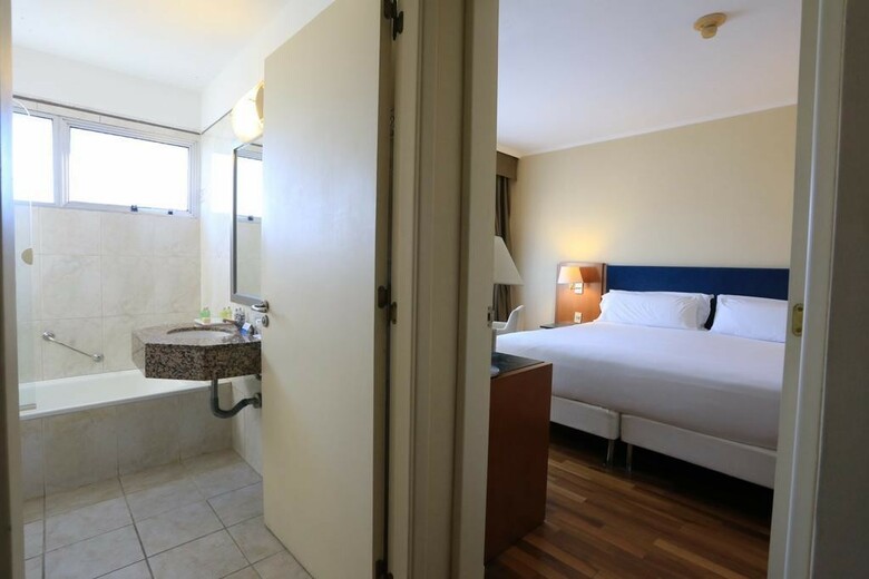 Hotel NH Montevideo Columbia