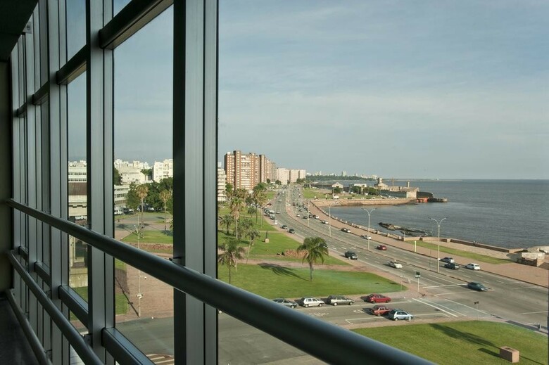 Hotel NH Montevideo Columbia