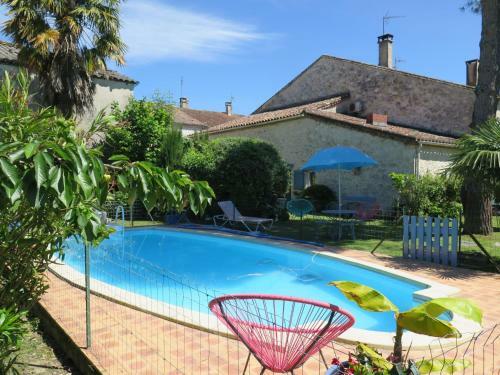 Holiday Home Les Volets Bleus