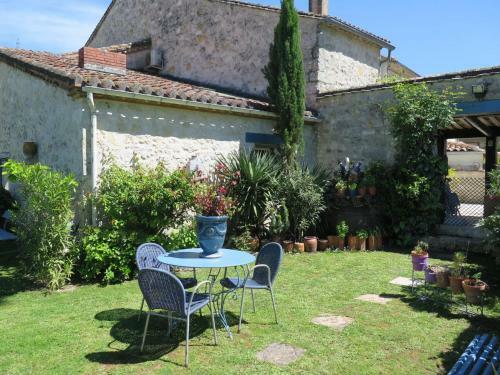 Holiday Home Les Volets Bleus