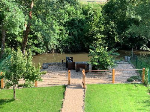 Villa Au Bord De La Rivi�re Avec Spa