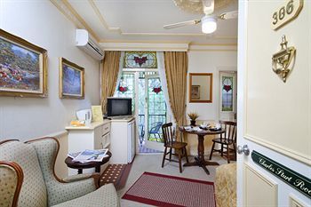 Hostal Charrington Hotel