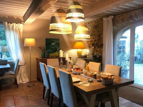 Bed & Breakfast Les Aigui�res En Provence