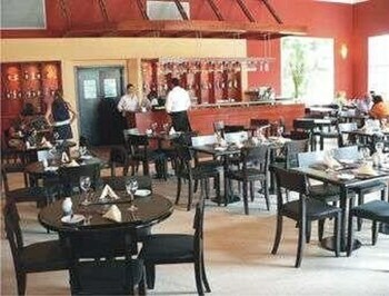Hotel Howard Johnson Pilar Resort Spa & Convention Center