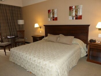 Hotel Howard Johnson Pilar Resort Spa & Convention Center