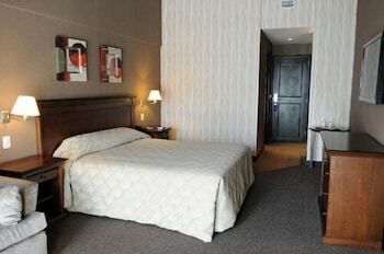 Hotel Howard Johnson Pilar Resort Spa & Convention Center