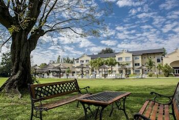 Hotel Howard Johnson Pilar Resort Spa & Convention Center