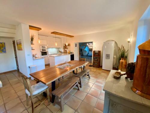Villa Propri�t� Exceptionnelle � 25km D?aix En Provence - 8 Guests