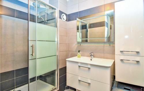 Awesome Apartment In Uz�s With 3 Bedrooms