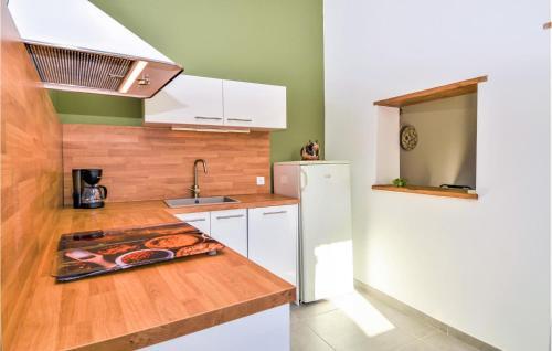Nice Apartment In Uz�s With Wifi And 1 Bedrooms
