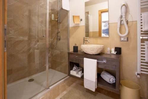 Hotel Chalet Tovel - Mountain Lake