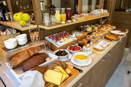 Hotel Chalet Tovel - Mountain Lake